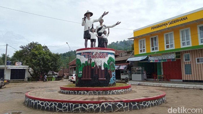 patung-ikonik-desa-baduy-di-terminal-ciboleger-1_169
